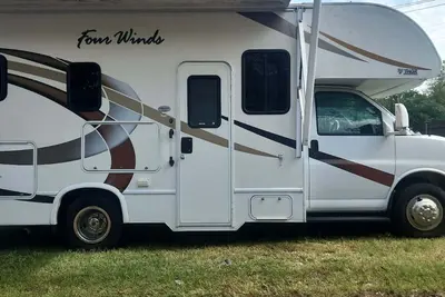 Image de Charming Drivable Motorhome in Red Oak fully stocked and ready to hit the road!