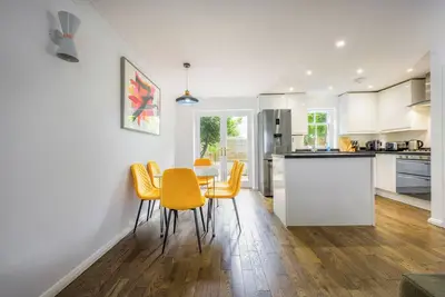 Image de Super Central Portland Street with free parking and garden.