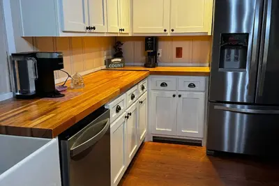 Image de Charming 3-bedroom cabin with lake access. Kayak, Boating, Bonfire. . .