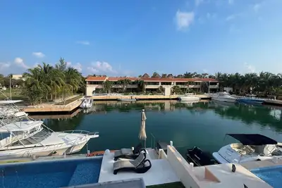 Image de 2 Story Ph on the Water w/ Pool!