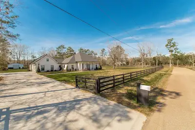 Image de Beautiful 4 bedroom 3 1/2 bath home sitting on a fenced in 2 acre lot