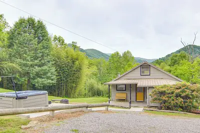 Image de Private Hot Tub: Cottage Near Hikes & Pigeon River