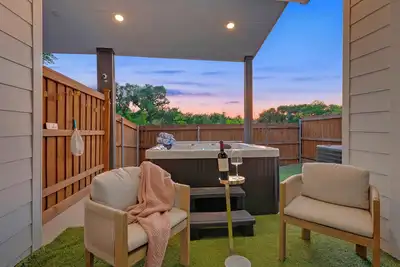 Image de Luxury 6br Duplex w/ 2 Hot Tubs, Game Rooms, Gym + Near Downtown Dallas