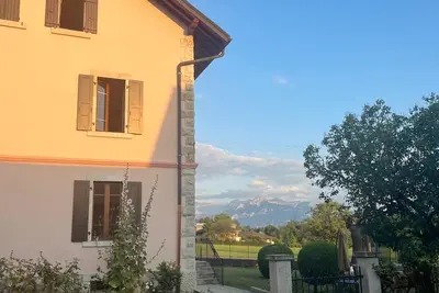 Image de Maison familiale avec piscine idéalement placée entre la Suisse et le Mont-Blanc