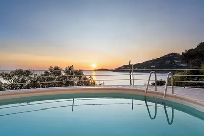 Image de Villa Ambra – Front de Mer, Luxe, Piscine Privée à Deux Pas de la Plage