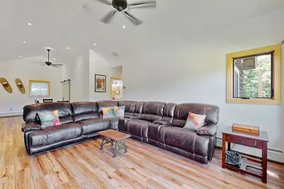 Image de Riverfront house w/ valley & distant mountain views, fireplace, w/d, wifi