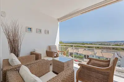 Image de Appartement 'Infinity View Menorca' avec vue sur la mer, piscine partagée et terrasse privée