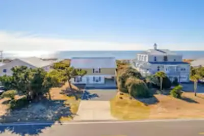Image de Safe Haven: Charming 6-bedroom house with Ac, WiFi in Enchanting Oak Island