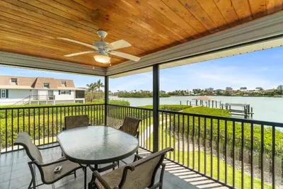 Image de Beach & Bay 2-Bedroom Villa w/ Pool & Boat Dock