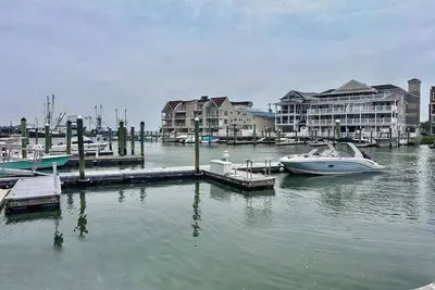 Image de Waterfront Condo - 1520 Yacht Ave Unit 203 - Pet Friendly w/a Pool!