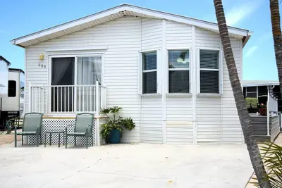 Image de Beach Access 2/2 home on Nettles Island features an open-concept w/large deck