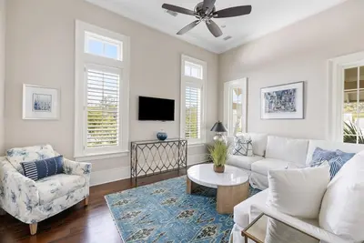 Image de Beautiful Moreland Village Carriage House - private pool, outdoor kitchen, private entrance!