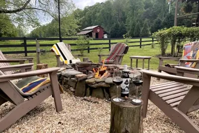 Image de Serene Farmhouse with ColdPlunge, Pickleball, Firepit, Swing, Ac, WiFi, Creeks