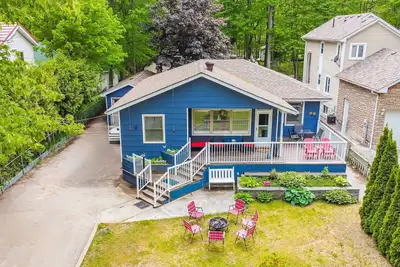 Image de Charming bungalow steps to beach, fireplace, with deck & game room