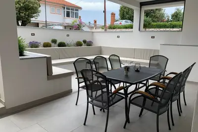 Image de Appartement de trois chambres avec la terrasse Banjol, Rab (A-21635-a)