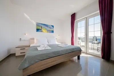 Image de Appartement d'une chambre avec le balcon et la vue sur le mer Banjol, Rab (A-21635-c)
