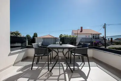 Image de Appartement de deux chambres avec le balcon Banjol, Rab (A-21635-d)