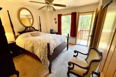 Image de Beautiful lodge on creek, full bath, Ac, WiFi, many amenities! Hot tub views!
