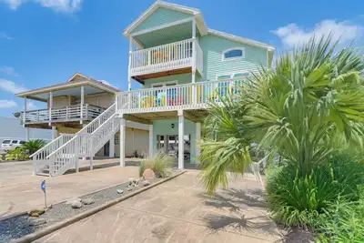 Image de Boat Slip + Decks: Waterfront Gem Near Galveston!