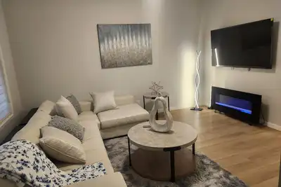 Image de Brand New Beautiful Home with Electric Fireplace & Barbecue