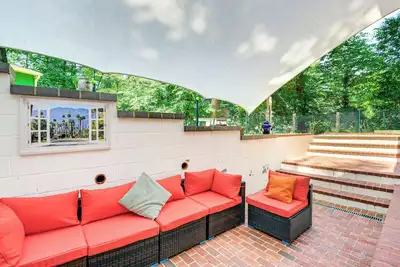 Image de Walk to Beaches: Family Lake Barcroft Retreat!