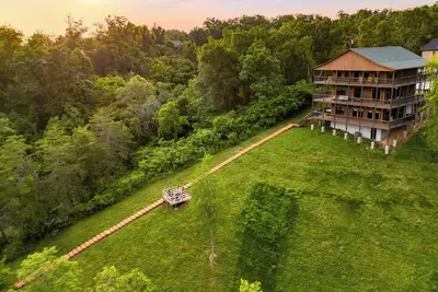 Image de Sleeps 12 | Hot Tub + Game Room + Views | Near Pigeon Forge | Lion's Landing