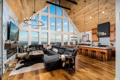 Image de 6-bedroom mountain top chalet with spectacular long range mountain views