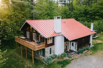Image de This house is a 8 bedroom(s), 4 bathrooms, located in Londonderry, Vt.