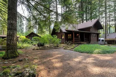 Image de Hot Tub + Retro Airstream | Mt. Hood Log Cabin