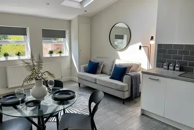 Image de 5 Mins to Woolton Village | Skylights + Desk | Parking