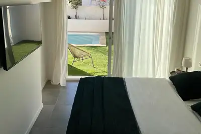 Image de Bienvenue dans notre charmante suite avec sa véritable piscine privée! !