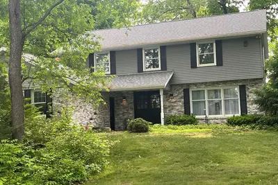 Image de Spacious House w/ Charming Backyard in quiet neighborhood 5. 2 mi from Nd Stadium