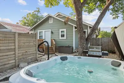 Image de Private Hot Tub at both units!