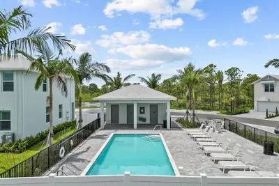 Image de 3-bedroom Modern Beach house with Heated Pool