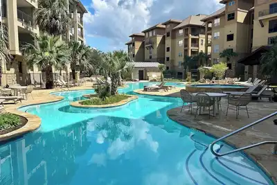 Image de Chic 2bd with Balcony, Pool, Hot Tub & Marina Views!