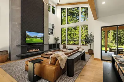 Image de Exquisite Spa Inspired Retreat! Wet Sauna Room*Garage Game Room*Hot Tub!