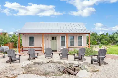 Image de Rustic Farmhouse Cottage w/ Firepit & Pickleball