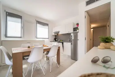 Image de Le confort chic rencontre la beauté extérieure – Appartement élégant avec terrasse