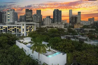 Image de Rooftop Pool, Skyline Views, & Bbq, Gated, Modern Luxury Villa in Brickell