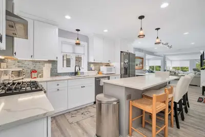 Image de The Lounge House | Giants Neck Beach, Water Views and Coastal Comfort