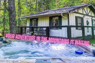 Image de *Charming 2bd w/ Hot Tub + Pool Access! Near Town!
