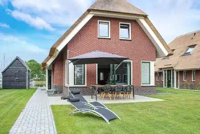 Image de Maison confortable à Idskenhuizen avec.