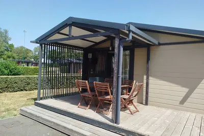 Image de Chalet Morea, au sein d'un petit camping à proximité des commerces