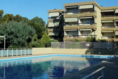 Image de 2p-Rdj-dans Parc fleuri-Terrasses - Piscine -Place de Parking privée