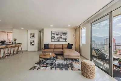 Image de Ep| Modern Apt W/Ac, Workspace, Pool, Balcony
