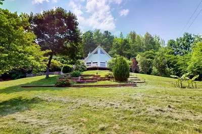 Image de Spacious mountain cabin with pickleball court, hot tub, firepit, and game room