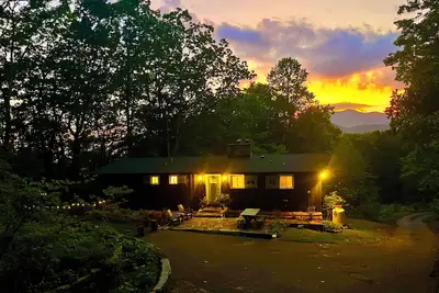 Image de Bearfoot Hideaway: casual luxury. Mtn views, 4+acres, <5 to town, dog friendly