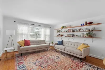 Image de Relax In Raleigh - Room for Friends & Family!