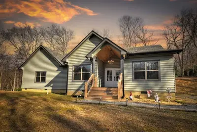 Image de Luxury Cabin with River Access, Sleeps 4-8, 3br, 3ba, Ac, WiFi, HotTub, Tv's