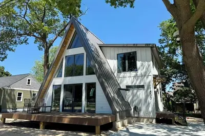 Image de Modern A-frame situated only steps to beautiful Michigan and Muskegon beaches.